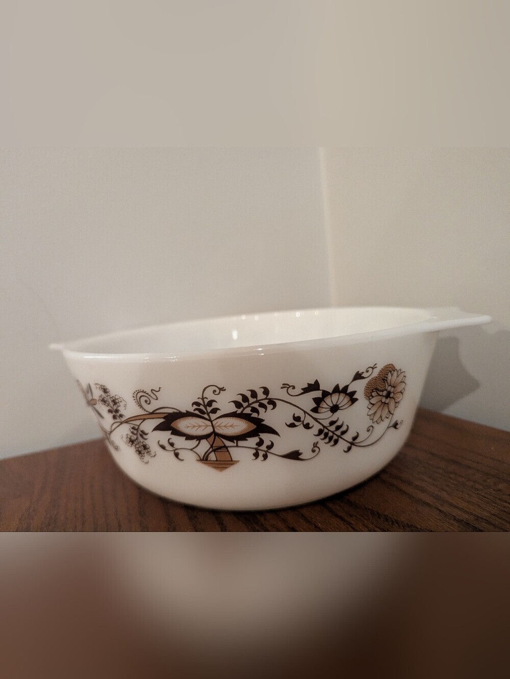 Vintage Pyrex England casserole dish in brown vine pattern 1960s 10" Milk Glass - Picture 4 of 8